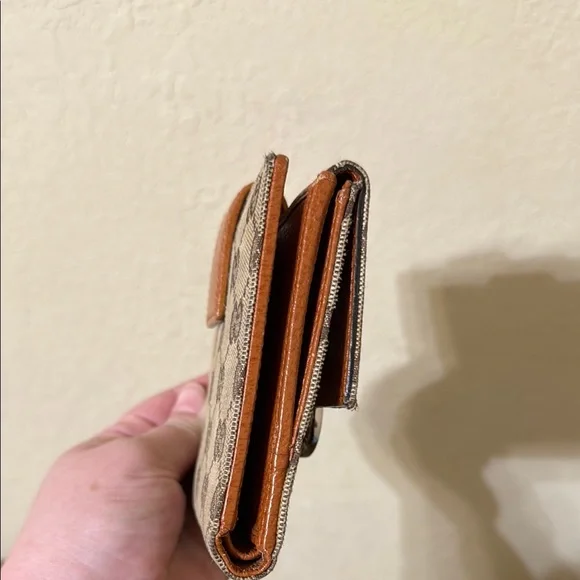 Gucci Beige Monogram Wallet - Picture 5 of 12